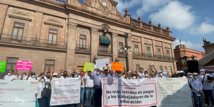 Maestros se manifiestan, exigen se cumpla con lo prometido