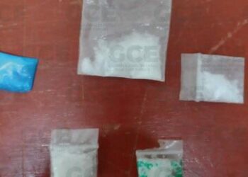 Detienen a dos hombres por posesión de cristal en Soledad