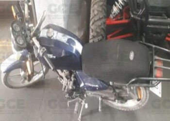 Detienen a hombre que manejaba una moto robada