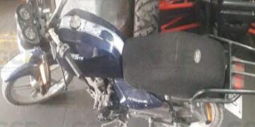 Detienen a hombre que manejaba una moto robada