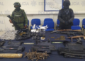 Policía Estatal y Ejército decomisaron arsenal de armas y drogas en Villa de Arista