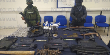 Policía Estatal y Ejército decomisaron arsenal de armas y drogas en Villa de Arista
