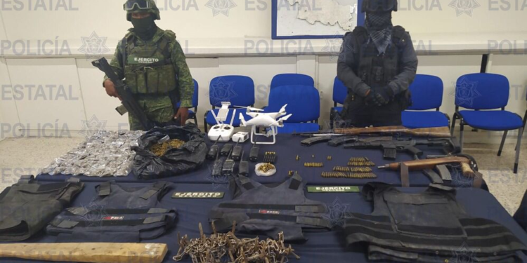 Policía Estatal y Ejército decomisaron arsenal de armas y drogas en Villa de Arista