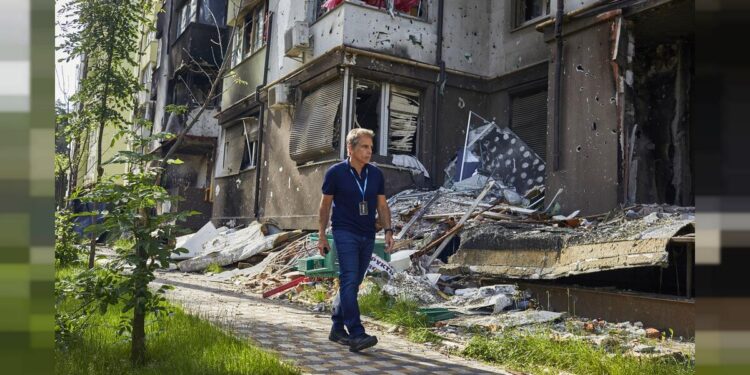 Ben Striller camina por las ruinas de Ucrania y narra un panorama perturbador