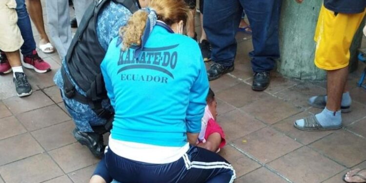 Campeona de MMA pone en su lugar a hombre que golpeaba a su pareja