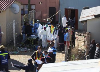 ¡De película de terror! Hallan al menos 17 cadáveres dentro de un bar en Sudáfrica
