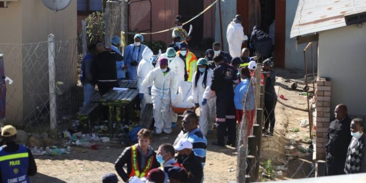 ¡De película de terror! Hallan al menos 17 cadáveres dentro de un bar en Sudáfrica
