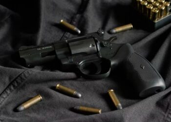 Niño de 8 años encuentra la pistola de su papá y por accidente mata a bebé y hiere a niña en EE.UU