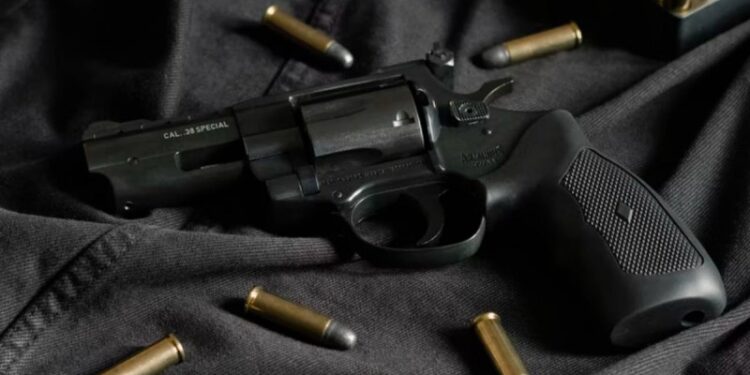 Niño de 8 años encuentra la pistola de su papá y por accidente mata a bebé y hiere a niña en EE.UU