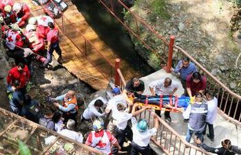 Colapsa puente colgante en Cuernavaca; entre los heridos esta el alcalde y su esposa