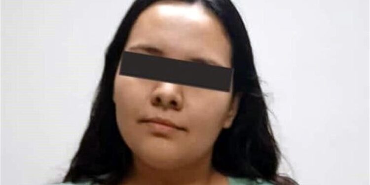 Cae mujer que contactaba hombres por Tinder, los drogaba y luego robaba sus autos