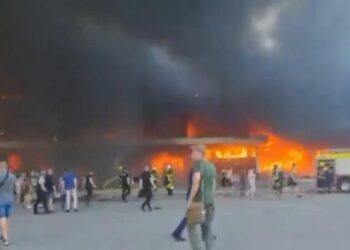 Rusia lanza un ataque de misiles a un centro comercial con más de 1000 civiles dentro