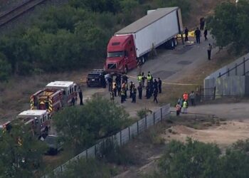 Identifican a 22 mexicanos entre los 50 migrantes encontrados muertos dentro de un tráiler en Texas