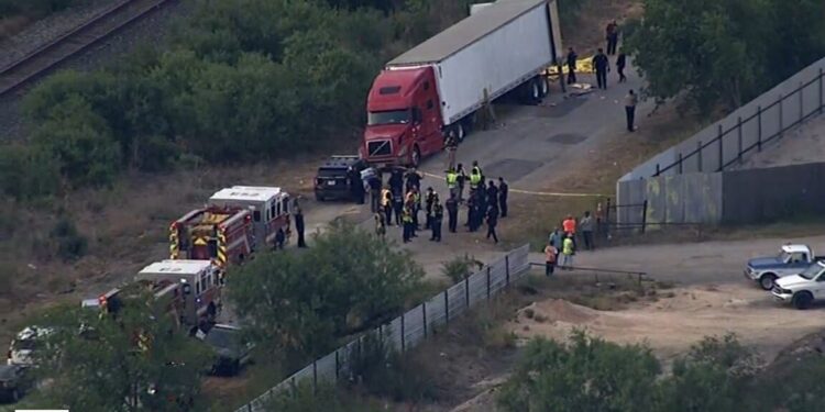 Identifican a 22 mexicanos entre los 50 migrantes encontrados muertos dentro de un tráiler en Texas