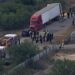 Identifican a 22 mexicanos entre los 50 migrantes encontrados muertos dentro de un tráiler en Texas