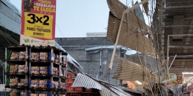 Colapsa techo de Soriana con personas adentro, tras la granizada de ayer en la CDMX