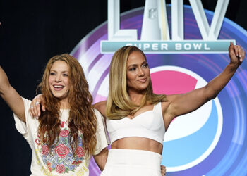 Jennifer López dijo que compartir el medio tiempo del Super Bowl con Shakira fue la peor idea