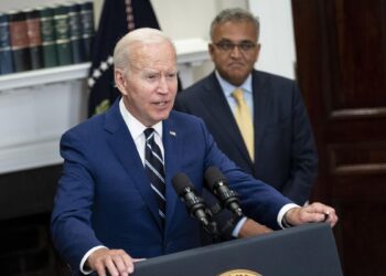 Biden llama a defender el derecho al aborto