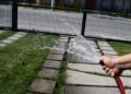 Prohíben usar agua para regar jardines y lavar coches  en Monterrey