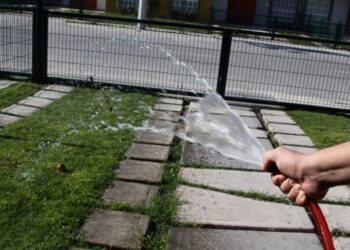 Prohíben usar agua para regar jardines y lavar coches  en Monterrey