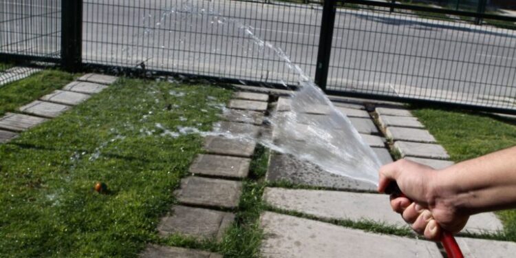 Prohíben usar agua para regar jardines y lavar coches  en Monterrey