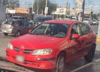 Detienen a mujer sobre Av. Ricardo Gallardo por tripular un vehículo con placas sobrepuestas