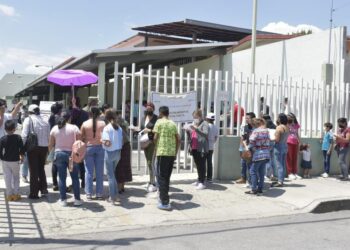 Largas filas para la vacunación de menores de 12 a 17 años contra el Covid-19