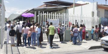 Largas filas para la vacunación de menores de 12 a 17 años contra el Covid-19