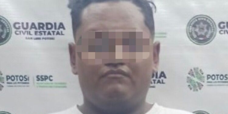 Arrestan a carterista de transporte urbano en Av. Carranza