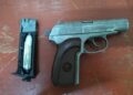 Por presunta posesión de droga y arma de fuego detienen a 5 personas