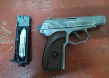 Por presunta posesión de droga y arma de fuego detienen a 5 personas