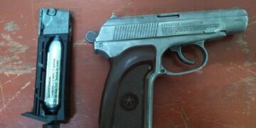Por presunta posesión de droga y arma de fuego detienen a 5 personas