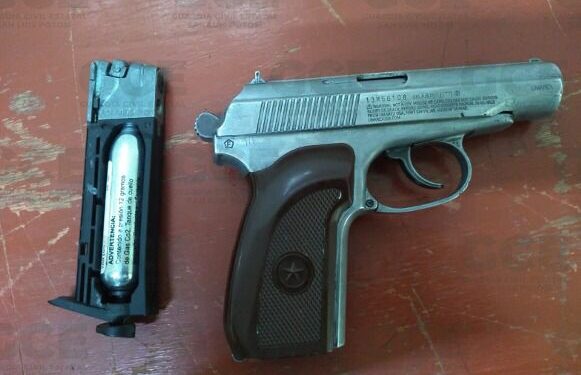 Por presunta posesión de droga y arma de fuego detienen a 5 personas