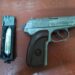 Por presunta posesión de droga y arma de fuego detienen a 5 personas