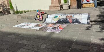 Madre de joven asesinado en 2019 pide justicia afuera del Congreso del Estado