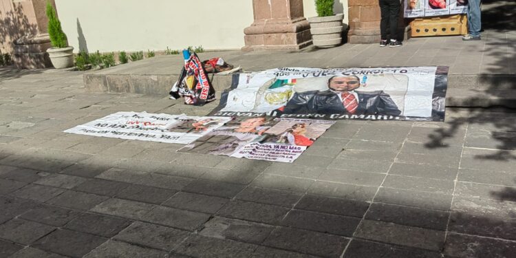 Madre de joven asesinado en 2019 pide justicia afuera del Congreso del Estado