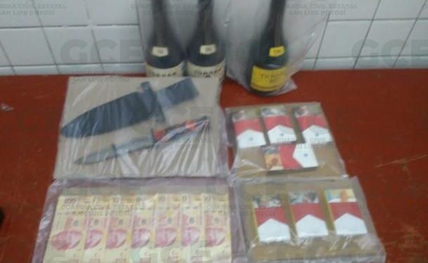 Detienen a presuntos asaltantes de una tienda de conveniencia en Lomas del Tecnológico