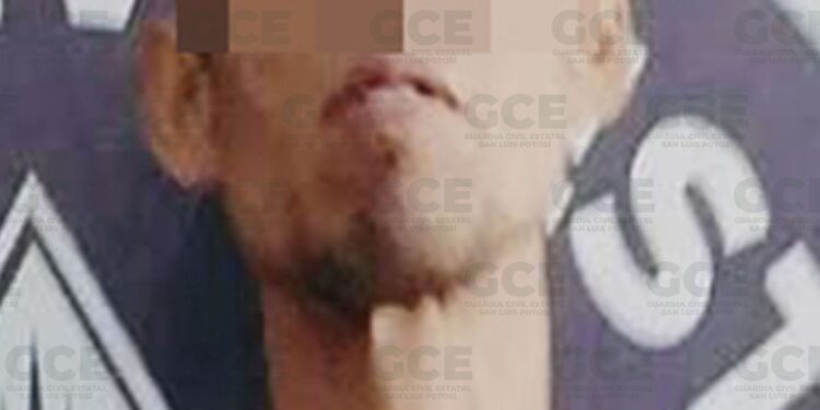 Hombre es detenido por golpear a su madre