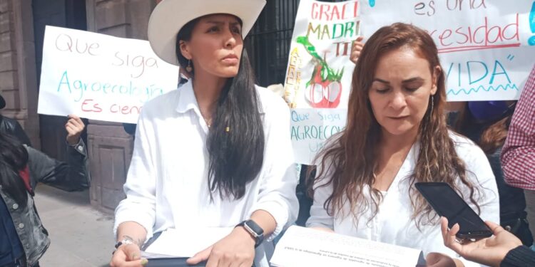 Alumnos y ex alumnos de Agroecología protestan para que no desaparezca la carrera