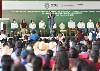 Ricardo Gallardo anunció que el programa de entrega de calzado y útiles escolares iniciará en julio