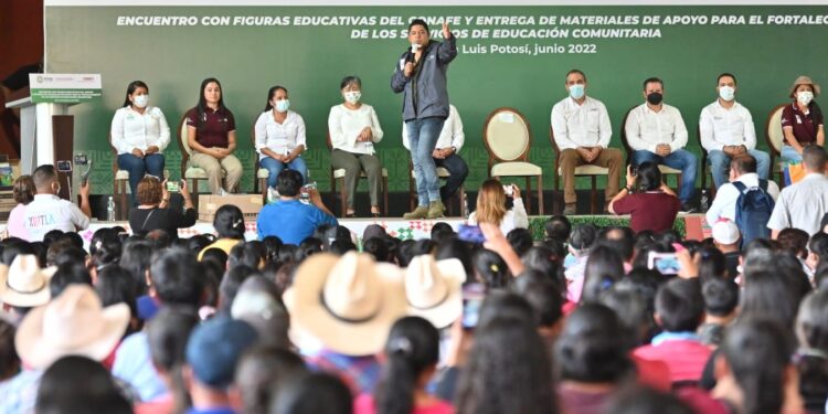 Ricardo Gallardo anunció que el programa de entrega de calzado y útiles escolares iniciará en julio