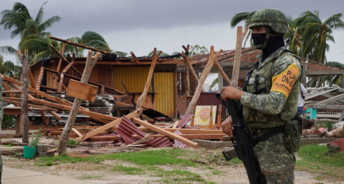 Suman 11 muertos y 21 desaparecidos por el paso del huracán en Oaxaca