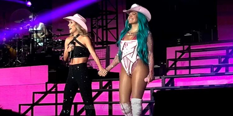 Karol G cumplió el sueño de muchos al tener como invitada a la ex RBD Anahí, en su concierto en la CDMX