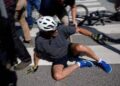 Joe Biden se cayó de su bicicleta durante un paseo este sábado