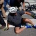 Joe Biden se cayó de su bicicleta durante un paseo este sábado