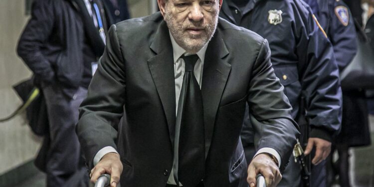El ex productor de cine Harvey Weinstein enfrenta dos cargos más por abuso sexual