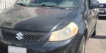 Arrestan a conductor por uso de placas sobrepuestas