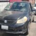 Arrestan a conductor por uso de placas sobrepuestas