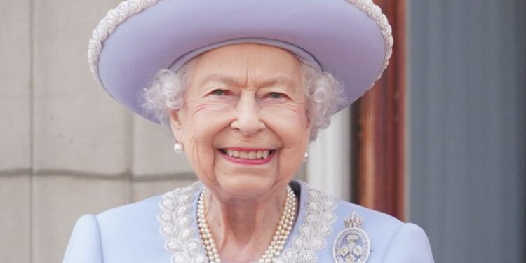 Iniciaron los festejos por los 70 años en el trono de la reina Isabel II