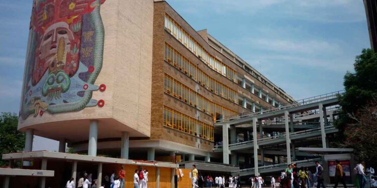 Alumno de la Facultad de Medicina de la UNAM se arroja de un edificio; denuncian altos niveles de estrés